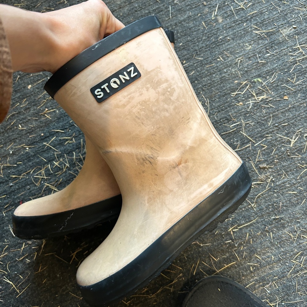 Stonz Women's Beige and Black Winter Boots